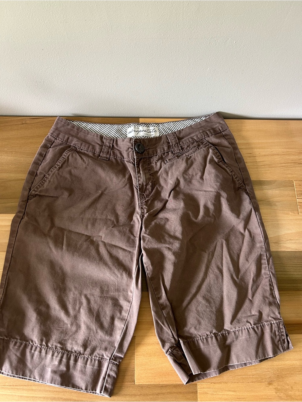 Women’s Vintage Aeropostale Bermuda Chino Shorts Brown Low-Rise Stretch